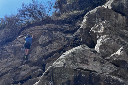 La experiencia de escalar en roca natural es accesible en Quito, con el acompañamiento de un experto y equipo especializado.
