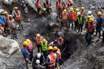 Los trabajos de rescate para tratar de sacar con vida a las personas atrapadas en un túnel del proyecto hidroeléctrico, diez días después de las devastadoras riadas.