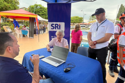 Personas despejan dudas con técnicos del SRI.