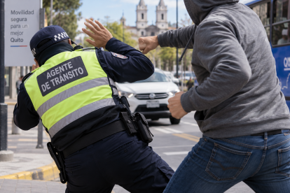 Referencial. El Agente Civil de Tránsito fue agredido mientras realizaba un control en Quito, incidente que le provocó una fisura craneal y días de incapacidad.