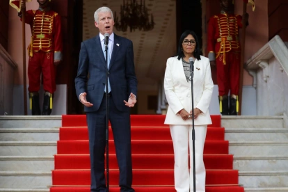 El secretario de Energía de Estados Unidos, Chris Wright, habla junto a la presidenta encargada de Venezuela, Delcy Rodríguez, durante una rueda de prensa.