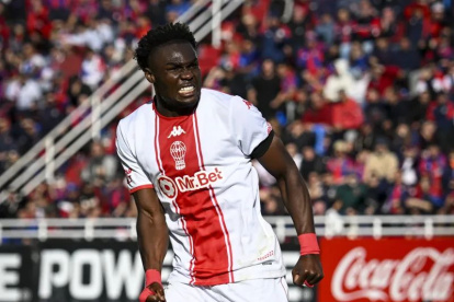 Jordy Caicedo de Huracán marca un gol y reclama otro.
