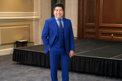 La IA reinterpreta el estilo de Yunda y propone un traje con chaleco para reforzar una imagen más pulida.