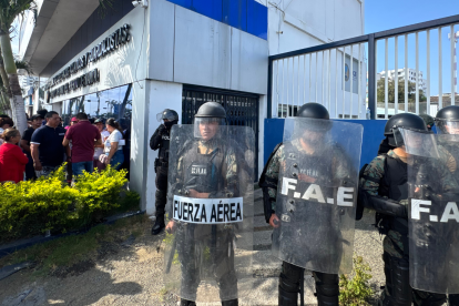 Los 28 pescadores de las embarcaciones Conquista 2 y OM 2 llegaron a Manta tras ser interceptados durante una operación de Estados Unidos en el Pacífico.