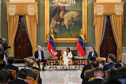 La presidenta interina de Venezuela, Delcy Rodríguez (C), el secretario de Energía de Estados Unidos, Chris Wright (I), y la ministra de Petróleo, Paula Henao (D), asisten a la firma de un acuerdo petrolero en Caracas el 2 de septiembre de 2026.