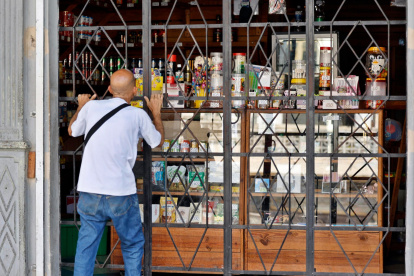 Una persona compra en una tienda el 4 de septiembre de 2026, en La Habana (Cuba).