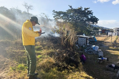 El Cuerpo de Bomberos identificó quemas de basura, maleza, desechos, troncos y ramas en varios sectores de Quito.
