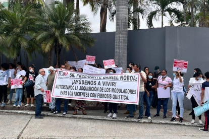 Familiares y pacientes con fibrosis quística han realizado varios plantones para exigir la entrega de medicamentos.