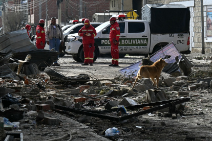 Bomberos inspeccionan los daños tras una explosión en un cuartel del ejército ocurrida la noche anterior, en Viacha, Bolivia, el 5 de septiembre de 2026.