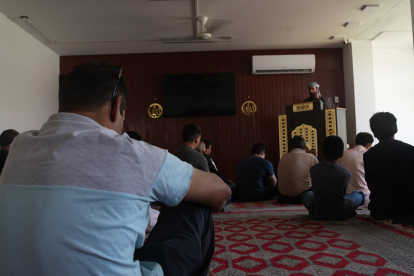 Un grupo de musulmanes durante el rezo del viernes (Jumu’ah), en el interior de la mezquita situada en Urdesa. Basem Qasem, director del centro, encabeza la ceremonia.