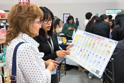 Productos de cuidado facial coreano exhibidos en la Expo Korea 2026, en el Centro de Convenciones Metropolitano de Quito.