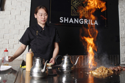 Yan cocina frente al comensal en una de las experiencias distintivas de Shangri.La.