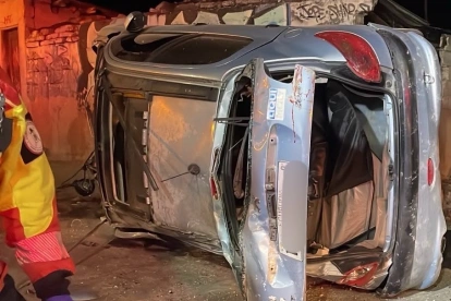 El vehículo se impactó contra el muro de una vivienda en San Carlos, en Quito.