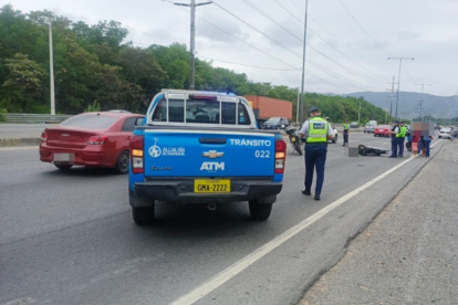 Agentes de tránsito cerraron dos carriles de la vía Perimetral tras el accidente.
