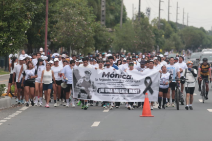 La marcha en memoria de Mónica Martinich recorrió la avenida Samborondón, donde un conductor la atropelló y huyó sin darle asistencia.