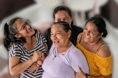 Sostener, acompañar y relajarse son parte de las actividades que realizan las voluntarias en barrios vulnerables de Guayaquil.
