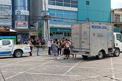 El crimen de las tres personas se cometió en un sector donde hay establecimientos de entretenimiento.