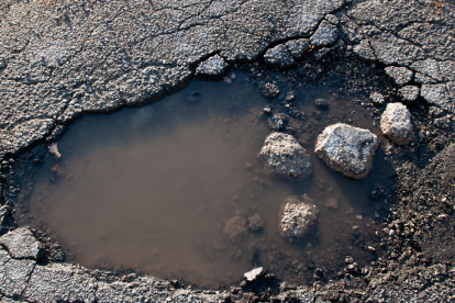 La vía Saracay-Portovelo presenta baches y deterioro mientras soporta el tránsito constante de volquetes con material mineralizado.