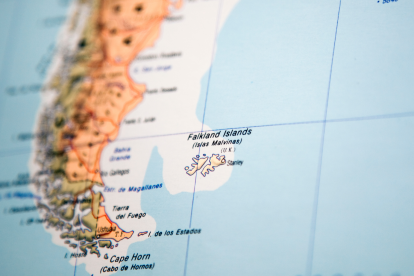 La Guerra de Malvinas enfrentó a Argentina y Reino Unido en 1982 por la soberanía de las islas del Atlántico Sur.