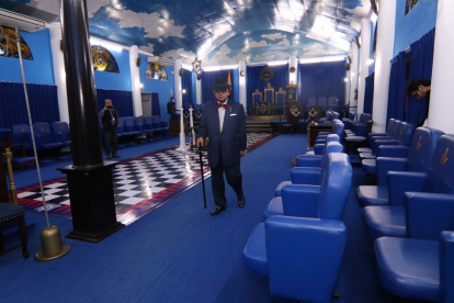 El abogado Héctor Vanegas recorriendo el interior del Palacio Masónico, ubicado en Guayaquil.