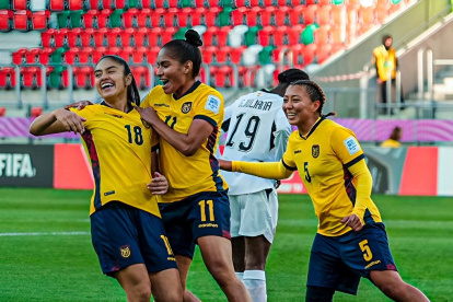 Rosa Flores (i) marcó el primer gol de Ecuador en un Mundial Femenino sub-20.