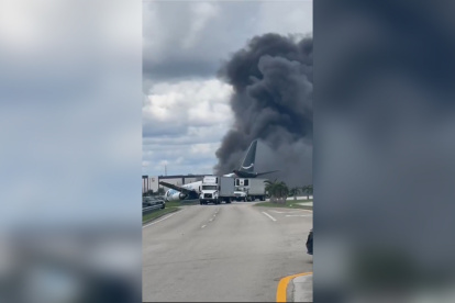 Un avión de carga se estrelló al salirse de la pista después de aterrizar este domingo 6 de septiembre en el Aeropuerto Internacional de Miami, Estados Unidos.