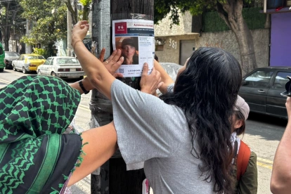 Colectivos pegaron afiches por la desaparición de Kalindy Bolívar, investigadora ecuatoriana que desapareción en Ciudad de México.