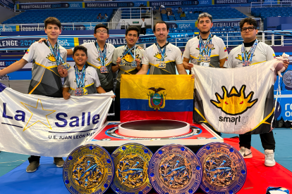 El equipo ecuatoriano celebra en China las cuatro medallas obtenidas en el RobotChallenge 2020.