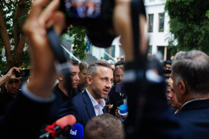 Ulrich Siegmund (C), del partido de extrema derecha Alternativa para Alemania (AfD) en Sajonia-Anhalt, habla después de una conferencia de prensa en Berlín, Alemania, el 7 de septiembre de 2026.