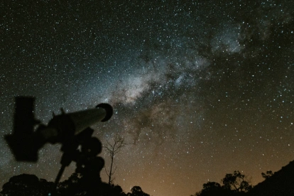 El equinoccio marca el momento en que el Sol cruza el ecuador celeste y da inicio al otoño astronómico en el hemisferio norte.