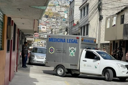 Medicina Legal llegó al inmueble de Quitumbe para realizar el levantamiento de los cuerpos y trasladarlos a la morgue para las autopsias.