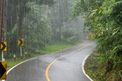 Carreteras y comunidades de Ecuador enfrentan lluvias intensas y riesgos asociados al fenómeno El Niño.