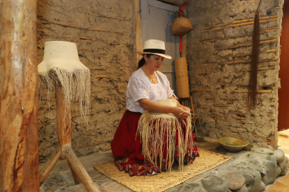 Una artesana que elabora sombreros de paja toquilla en Cuenca.