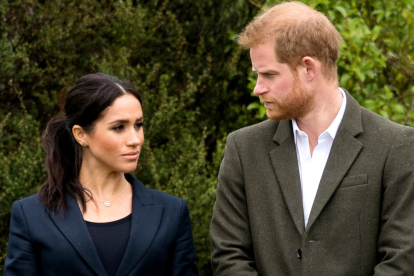Meghan y Harry llegan a Reino Unido con sus títulos en suspenso y como personas privadas, mientras la seguridad está a cargo del gobierno británico.