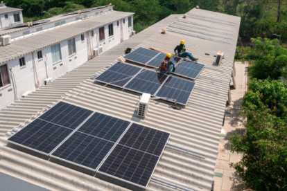 Trabajadores instalan paneles solares como parte de las medidas de ahorro energético frente al fenómeno de El Niño.