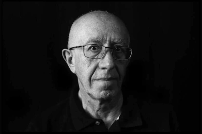 Carvajal nació en San Gabriel en 1948 y dedicó su vida a la poesía, la filosofía y la docencia.