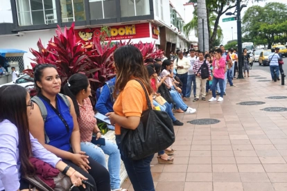 Un grupo de jóvenes hicieron fila días atrás en la calle Víctor Emilio Estrada, para entregar su hoja de vida y conseguir trabajo. La fila fue de dos cuadras
