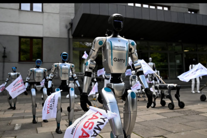 Robots participaron en una manifestación en Polonia para pedir regulación sobre el uso de inteligencia artificial.”
