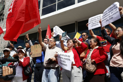 Manifestantes se concentraron en los exteriores de la Caja del Seguro Social, en Quito, para rechazar la posible venta de bienes del IESS.