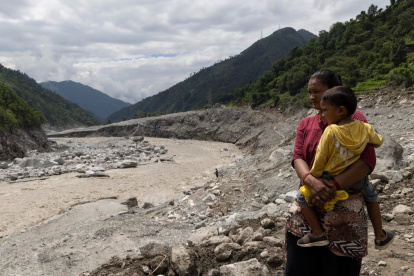 Habitantes de la zona se reúnen mientras equipos de rescate del ejército nepalí buscan supervivientes en el túnel del proyecto hidroeléctrico Trishuli-3A el 4 de septiembre de 2026.