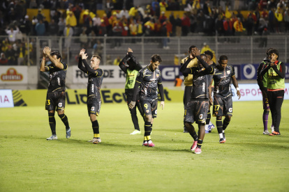 Los rostros serios de los jugadores toreros tras el cotejo ante Aucas, pese a rescatar un valioso punto.