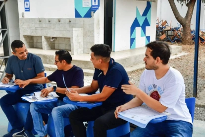 La capacitación es obligatoria y tiene carácter presencial. Los puntos habilitados pueden consultarse en los canales oficiales del CNE, según la ubicación de cada ciudadano.