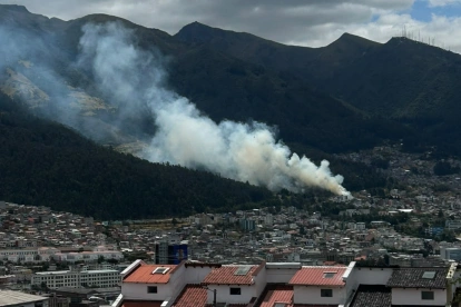 La columna de humo se divisó desde varios sectores del norte de Quito.