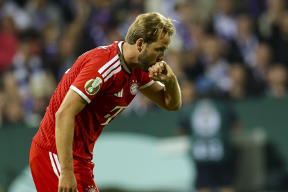 OHarry Kane, del Bayern Múnich, celebra después de marcar el gol del empate 1-1 durante el partido de primera ronda de la Copa de Alemania (DFB-Pokal) entre el VfL Osnabrück y el Bayern Múnich.