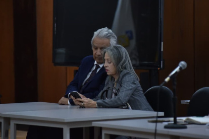 El expresidente Lenín Moreno y su esposa, Rocío González, en la audiencia de suspensión condicional de la pena del caso Sinohydro.