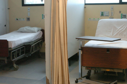 Mientras la crisis hospitalaria e inseguridad persisten, el poder combate a las voces incómodas.