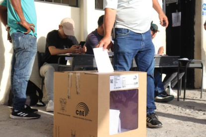 UN CIUDADANO SUFRAGA Y DEPOSITA SU PAPELETA EN UNO DE LAS URNAS O BIOMBOS PARA DEPOSITAR SU VOTO ||