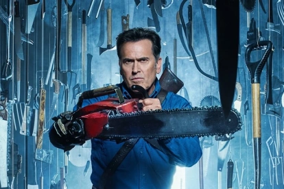 La motosierra que Ash, interpretado por Bruce Campbell, lleva en lugar de su mano derecha se convirtió en uno de los elementos más reconocibles del personaje.