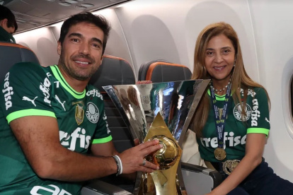 Leila Pereira (d), presidenta de Palmeiras, en la consecución de uno de los títulos brasileños.