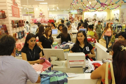 l consumo de los hogares crece 3,9 % anual
Clientes hacen fila en la caja de una tienda de ropa en un centro comercial de Ecuador